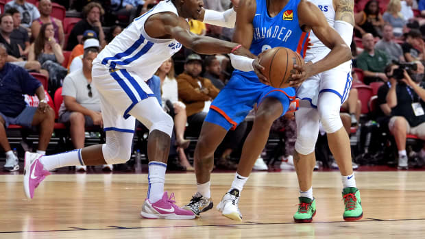 Golden State Warriors forward Jonathan Kuminga wears the Nike Kobe 6 Kay-Yow.
